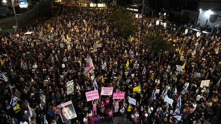 Israelis in Tel Aviv demonstrieren für ein Geisel-Abkommen. 