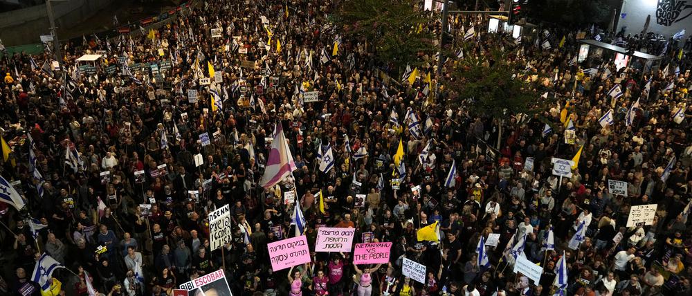 Israelis in Tel Aviv demonstrieren für ein Geisel-Abkommen.