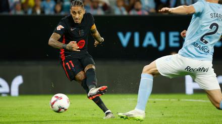 Barcelonas Raphinha (l) erzielte den Führungstreffer seines Teams.
