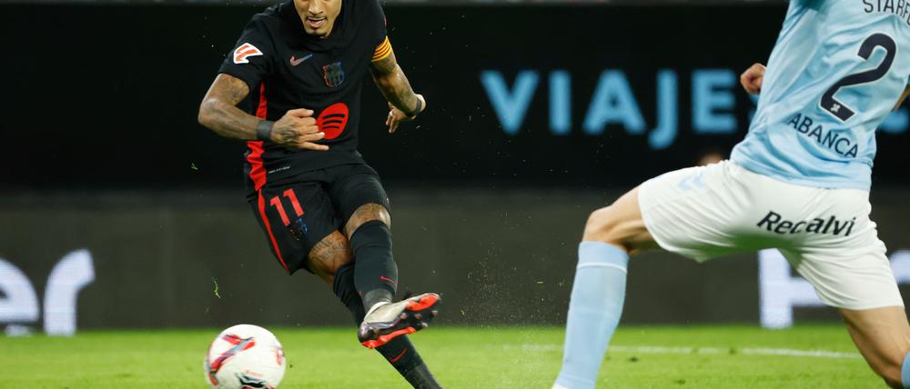  Barcelonas Raphinha (l) erzielte den Führungstreffer seines Teams.
