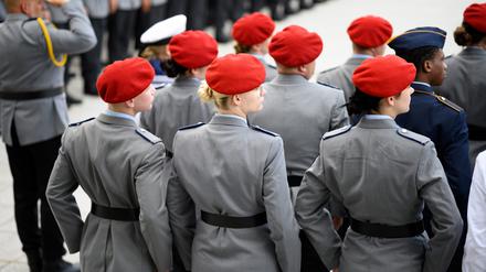 Junge Soldatinnen und Soldaten stehen beim feierlichen Gelöbnis auf dem Paradeplatz des Bundesministeriums der Verteidigung.