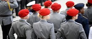 Junge Soldatinnen und Soldaten stehen beim feierlichen Gelöbnis auf dem Paradeplatz des Bundesministeriums der Verteidigung.