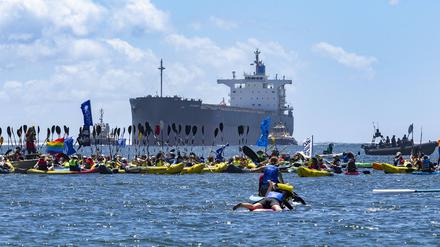 Klimaaktivisten haben die Fahrrinne in den Hafen von Newcastle im australischen Bundesstaat New South Wales blockiert.