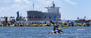 Klimaaktivisten haben die Fahrrinne in den Hafen von Newcastle im australischen Bundesstaat New South Wales blockiert.