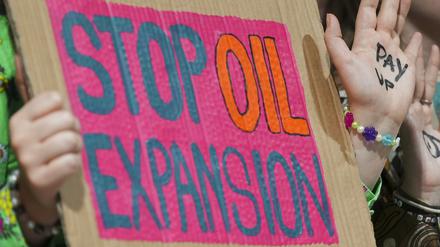 Aktivisten nehmen mit einem Plakat „Stop Oil Expanstion“ an einer Demonstration gegen fossile Brennstoffe auf dem UN-Klimagipfel COP29 teil. 