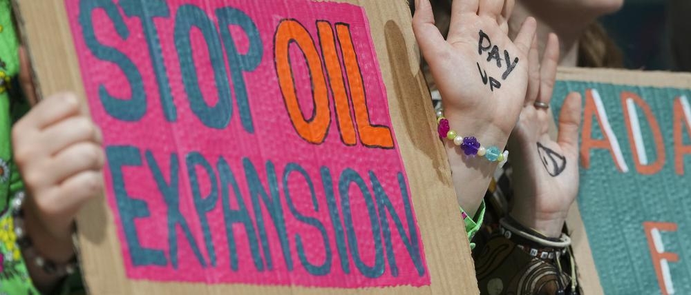 Aktivisten nehmen mit einem Plakat „Stop Oil Expanstion“ an einer Demonstration gegen fossile Brennstoffe auf dem UN-Klimagipfel COP29 teil. 