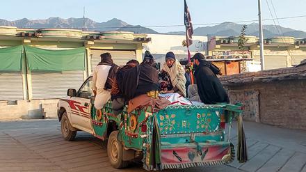 Angehörige transportieren eine Person ab, die bei den Auseinandersetzungen in Pakistan getötet worden war.