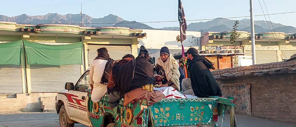 Angehörige transportieren eine Person ab, die bei den Auseinandersetzungen in Pakistan getötet worden war.