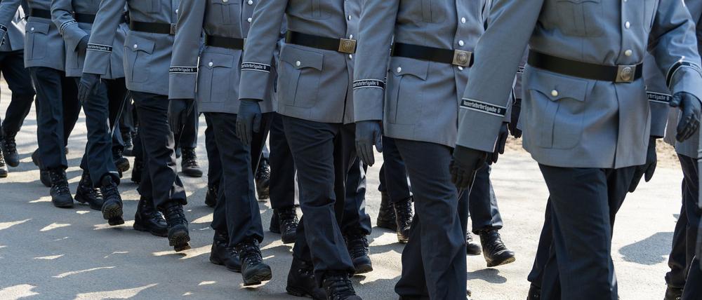 Die Uniformen der Bundeswehr sollen auf einen aktuelleren Stand gebracht werden. (Archivbild)
