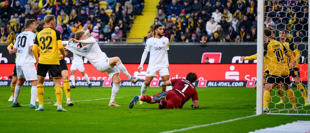 Dynamos Torwart Tim Schreiber (m) bewahrte seine Mannschaft vor vielen Gegentoren.