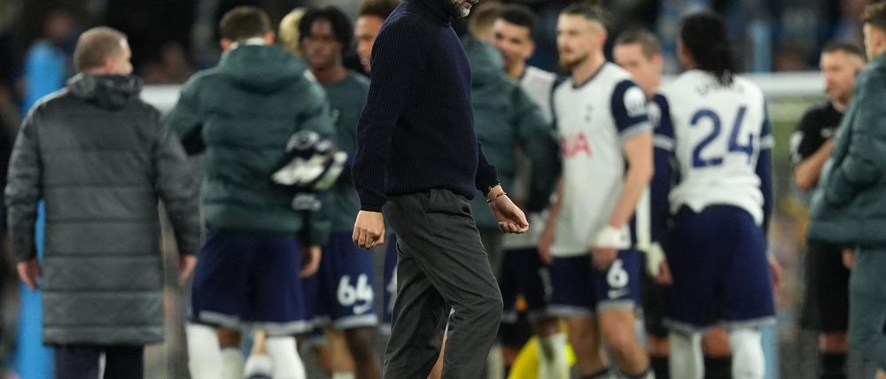 Ratlos und hilflos: Pep Guardiola nach Man Citys 0:4-Debakel gegen Tottenham Hotspur.