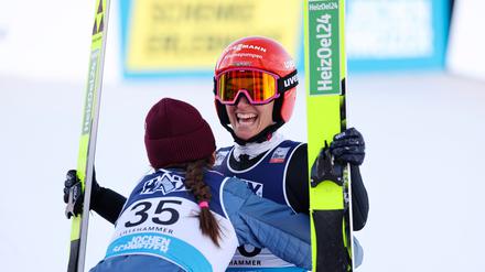 Katharina Schmid (r.) bejubelte in Lillehammer den 16. Weltcup-Sieg ihrer Karriere.