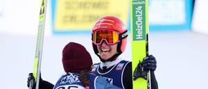 Katharina Schmid (r.) bejubelte in Lillehammer den 16. Weltcup-Sieg ihrer Karriere.