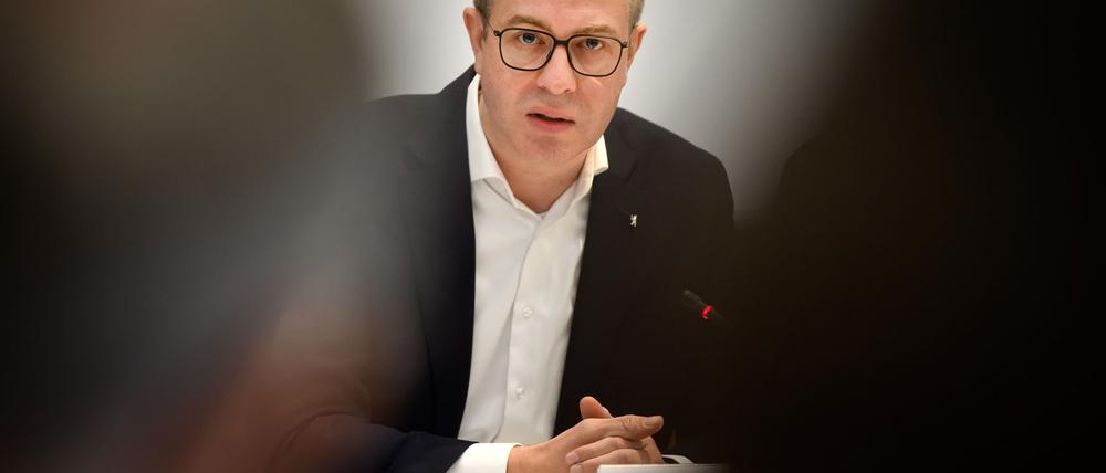 Finanzsenator Stefan Evers verteidigt die Sparpläne des Senats (Archivbild).