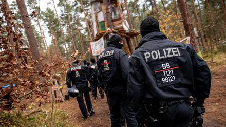 Einsatz der Brandenburger Polizei im Tesla-Protestcamp in Grünheide. 