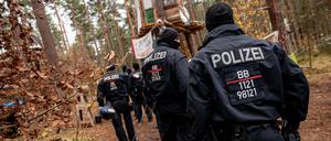 Einsatz der Brandenburger Polizei im Tesla-Protestcamp in Grünheide. 