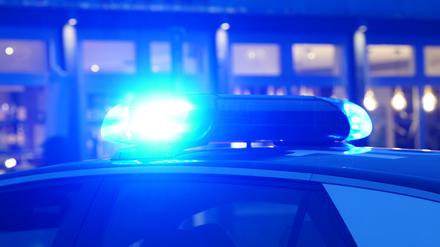 ARCHIV - 21.02.2024, Hamburg: Ein Streifenwagen der Polizei steht mit eingeschaltetem Blaulicht an einem Einsatzort. (zu dpa: «38-Jähriger fährt rückwärts auf A1 - fünf Verletzte») Foto: Marcus Brandt/dpa +++ dpa-Bildfunk +++
