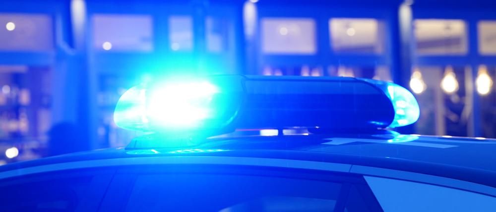 ARCHIV - 21.02.2024, Hamburg: Ein Streifenwagen der Polizei steht mit eingeschaltetem Blaulicht an einem Einsatzort. (zu dpa: «38-Jähriger fährt rückwärts auf A1 - fünf Verletzte») Foto: Marcus Brandt/dpa +++ dpa-Bildfunk +++