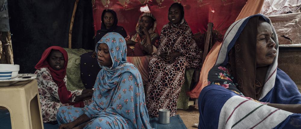 Geflüchtete Frauen in Tschad. Seit April 2023 tobt ein brutaler Machkampf im Sudan.