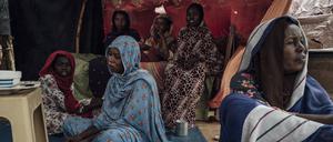 Geflüchtete Frauen in Tschad. Seit April 2023 tobt ein brutaler Machkampf im Sudan.