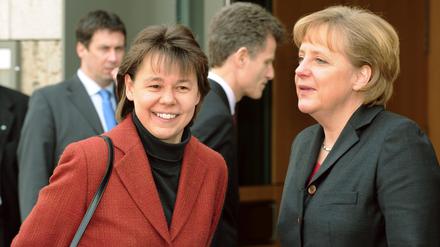 Kanzlerin Angela Merkel mit ihrer Büroleiterin Beate Baumann (links) im Jahr 2008.