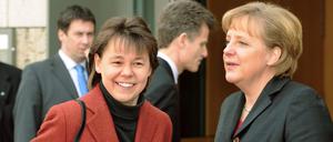 Kanzlerin Angela Merkel mit ihrer Büroleiterin Beate Baumann (links) im Jahr 2008.