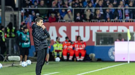 Muss sich Gedanken über die Leistung seiner Mannschaft machen: Holstein Kiels Trainer Marcel Rapp.  
