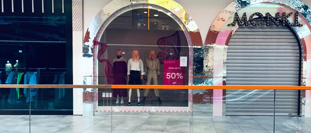 Geschlossene Läden an der East Side Mall in Berlin.