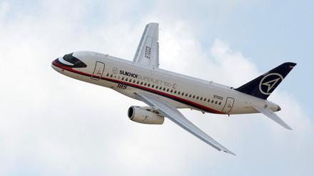 Der russische Superjet 100 bei der Internationalen Luft- und Raumfahrtmesse MAKS in Schukowski bei Moskau.