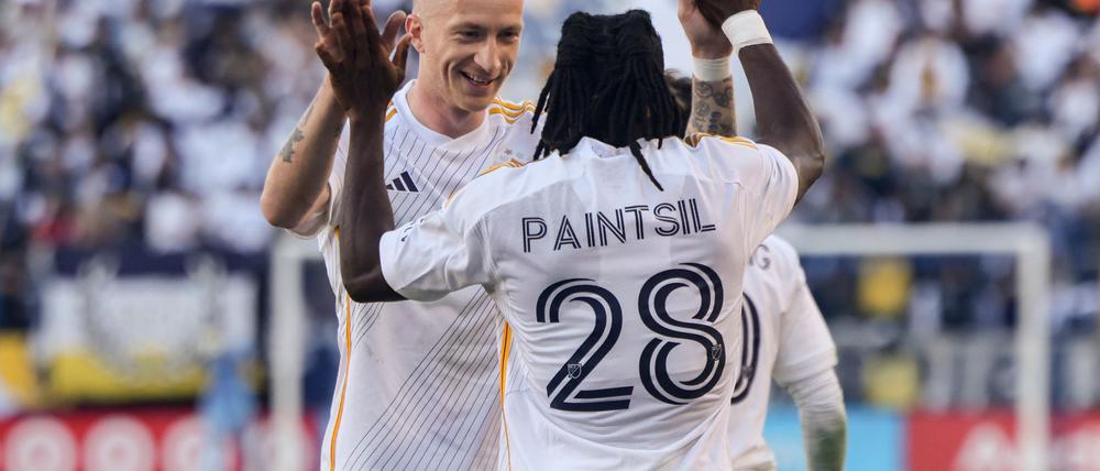 Marco Reus jubelte vor seiner Auswechslung über vier Tore mit seinen Mitspielern - eins bereitete er vor.