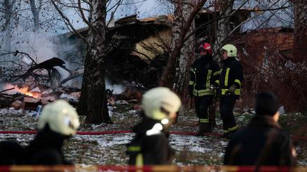Litauische Rettungskräfte arbeiten neben dem Wrack eines Frachtflugzeugs, das am 25. November 2024 in der Nähe des internationalen Flughafens von Vilnius abgestürzt ist.