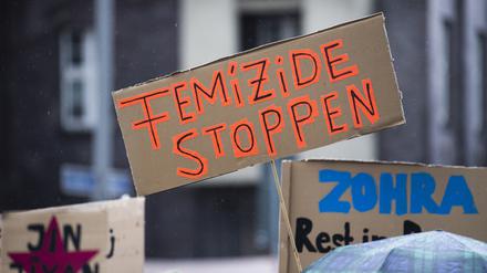 Bei einer Demonstration gegen Gewalt an Frauen hält eine Teilnehmerin ein Plakat mit der Aufschrift „Femizide stoppen“ (Symbolbild).