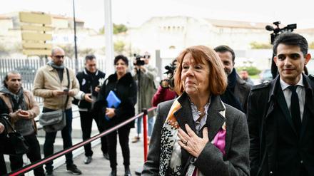 Gisele Pelicot (C), flankiert von ihrem Anwalt Stephane Babonneau (R), trifft am 25. November 2024 im Gerichtsgebäude von Avignon zum Prozess gegen ihren ehemaligen Lebensgefährten Dominique Pelicot ein.