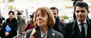 Gisele Pelicot (C), flankiert von ihrem Anwalt Stephane Babonneau (R), trifft am 25. November 2024 im Gerichtsgebäude von Avignon zum Prozess gegen ihren ehemaligen Lebensgefährten Dominique Pelicot ein.