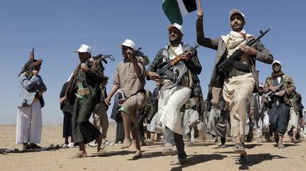 Kämpfer der Huthi-Miliz marschieren während einer Kundgebung zur Unterstützung der Palästinenser im Gazastreifen und gegen die US-Angriffe auf den Jemen außerhalb von Sanaa.