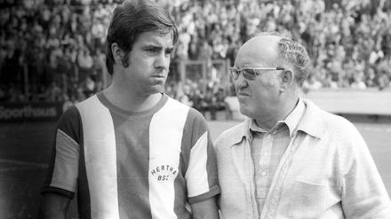 Bernd Patzke (li.) und Trainer Helmut „Fiffi“ Kronsbein sind 1969 mit Hertha BSC in die dritte Runde des Messepokals eingezogen.