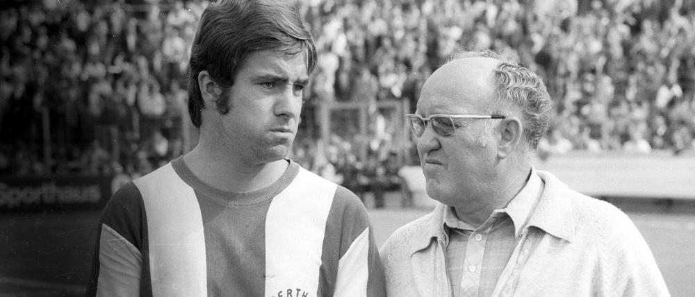 Bernd Patzke (li.) und Trainer Helmut „Fiffi“ Kronsbein sind 1969 mit Hertha BSC in die dritte Runde des Messepokals eingezogen.
