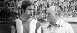 Bernd Patzke (li.) und Trainer Helmut „Fiffi“ Kronsbein sind 1969 mit Hertha BSC in die dritte Runde des Messepokals eingezogen.