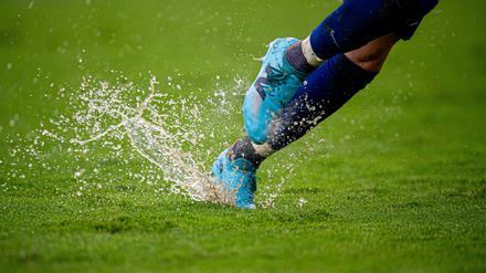 Die Beine eines Fußballspielers (Symbolbild).