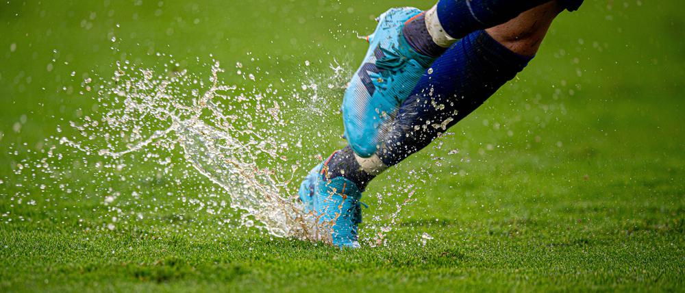 Die Beine eines Fußballspielers (Symbolbild).