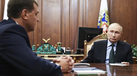 Russlands Präsident Wladimir Putin (r.) mit dem von Moskau ernannten Leiter der von Russland kontrollierten ukrainischen Region Saporischschja, Jewgeni Balizki