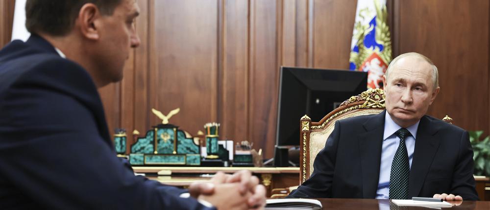Russlands Präsident Wladimir Putin (r.) mit dem von Moskau ernannten Leiter der von Russland kontrollierten ukrainischen Region Saporischschja, Jewgeni Balizki