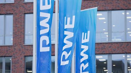 Flaggen wehen vor der Konzernzentrale des Energiekonzerns RWE. 