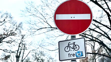 Die Hans-Sachs-Straße vor dem S-Bahnhof Lichterfelde-West lockt den Durchgangsverkehr an: Um den Bahnhofsvorplatz ruhiger zu gestalten, soll nun die Einbahnstraßenrichtung umgekehrt werden – einfach und effektvoll.