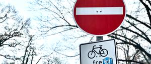Die Hans-Sachs-Straße vor dem S-Bahnhof Lichterfelde-West lockt den Durchgangsverkehr an: Um den Bahnhofsvorplatz ruhiger zu gestalten, soll nun die Einbahnstraßenrichtung umgekehrt werden – einfach und effektvoll.