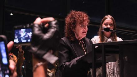 Nan Goldin hält eine Brandrede anlässlich ihrer Ausstellung „This Will Not End Well“ in der Neuen Nationalgalerie und übt leidenschaftliche Kritik an Israels Vorgehen gegen Palästinenser. 