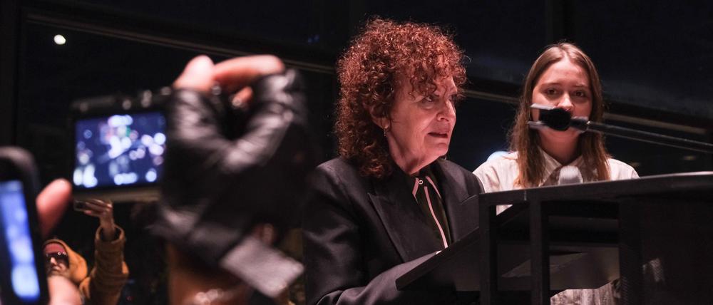 Nan Goldin hält eine Brandrede anlässlich ihrer Ausstellung „This Will Not End Well“ in der Neuen Nationalgalerie und übt leidenschaftliche Kritik an Israels Vorgehen gegen Palästinenser.