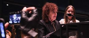 Nan Goldin hält eine Brandrede anlässlich ihrer Ausstellung „This Will Not End Well“ in der Neuen Nationalgalerie und übt leidenschaftliche Kritik an Israels Vorgehen gegen Palästinenser. 