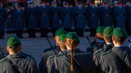 Soldaten vom Gefechtsübungszentrum Heer sowie Rekruten vom Logistikbataillon 171 aus Burg und dem niedersächsischen Logistikbataillon 161 aus Delmenhorst legten auf dem Marktplatz von Haldensleben den feierlich den Eid ab.