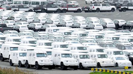 ARCHIV - 14.11.2024, Bremen, Bremerhaven: Neuwagen stehen am BLG Auto Terminal Bremerhaven. (zu dpa: «Habeck will EU-Klimastrafen für Autobauer verhindern») Foto: Sina Schuldt/dpa +++ dpa-Bildfunk +++